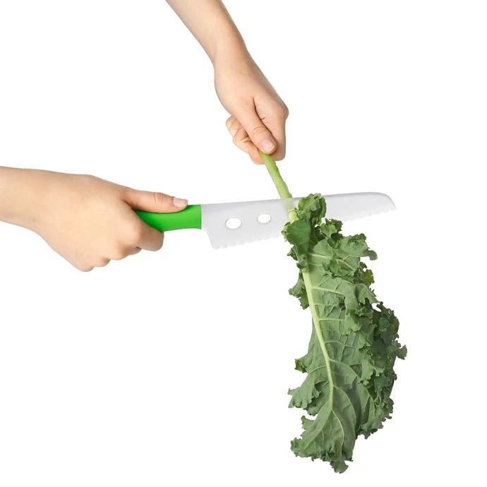 Cook With OXO OXO Good Grips Plastic Lettuce Knife In Green/White 5 Cook With OXO OXO Good Grips Plastic Lettuce Knife In Green/White